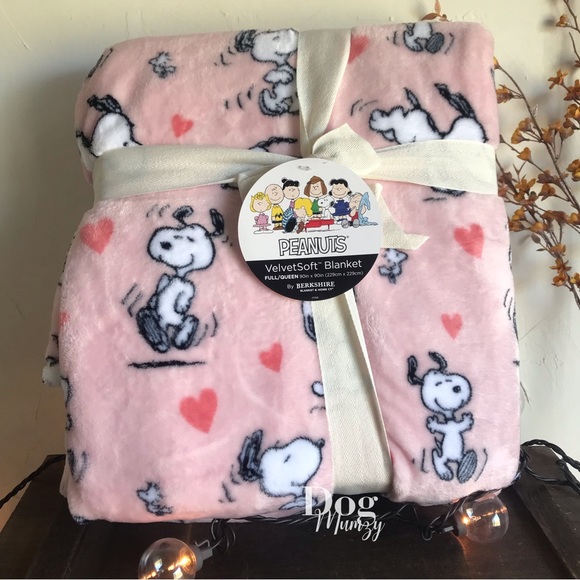 Snoopy Peanuts Gang Valentine’s Day Queen Fleece Blanket Pink with Hearts - Picture 1 of 5